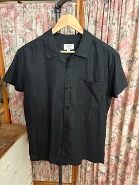 Men’s Black Short-Sleeve Button-Down Shirt